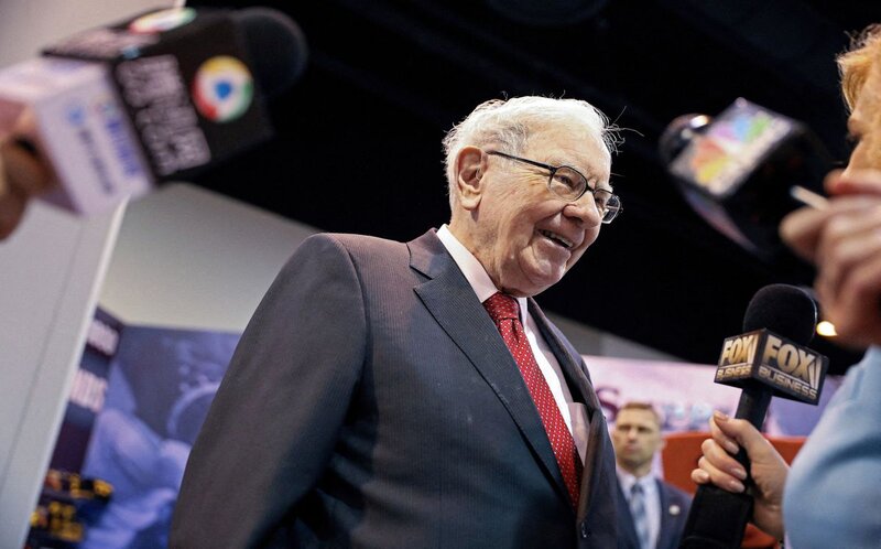Warren Buffett Cắt Lỗ Cổ Phiếu Vì Chứng Khoán Mỹ Xuống dốc