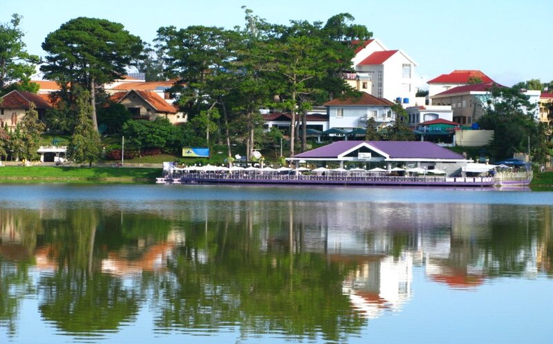 Các nhà hàng nổi trên Hồ Xuân Hương